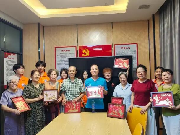 金箔映初心，画笔颂山河