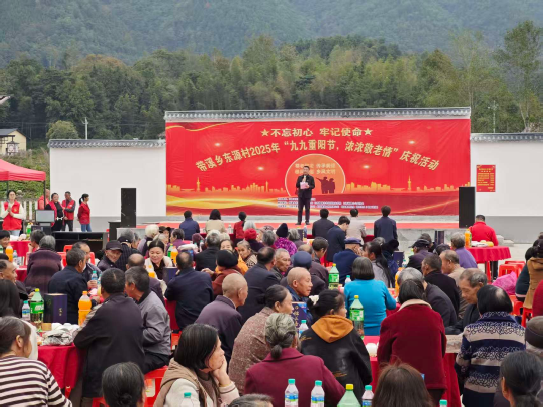 外乡远朋聚铜鼓 银发生辉庆重阳